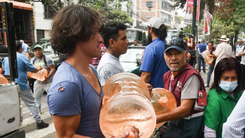 Autoridades capitalinas instalaron puestos de distribución de agua potable gratuita.