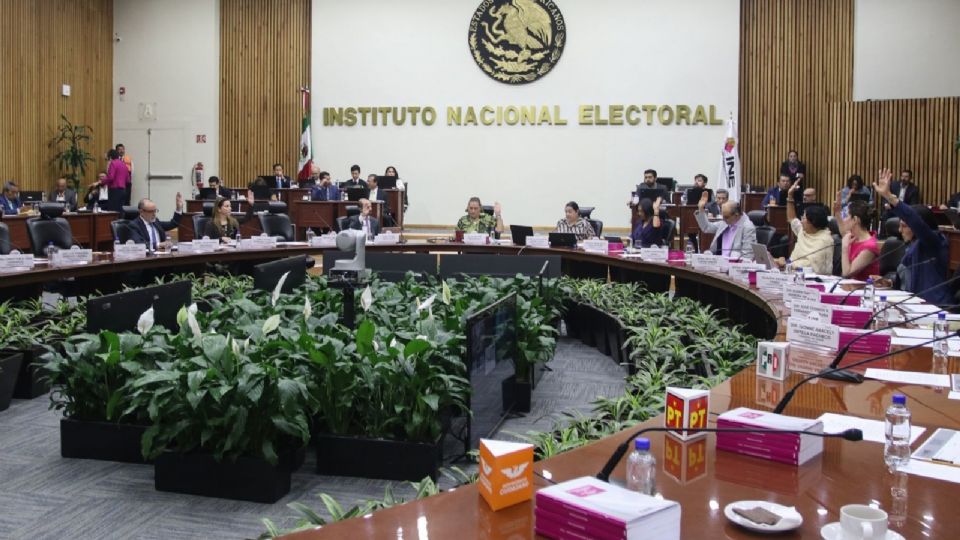 INE ordena modificar conferencia de AMLO sobre debates presidenciales.