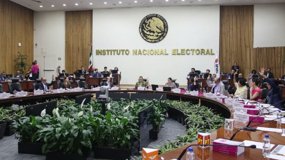 Representantes de partidos protagonizan confrontación verbal durante sesión del INE.