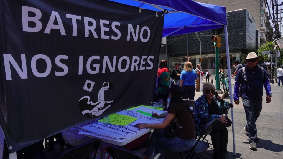 Manifestantes protestan por agua contaminada en la alcaldía Benito Juárez de la CDMX