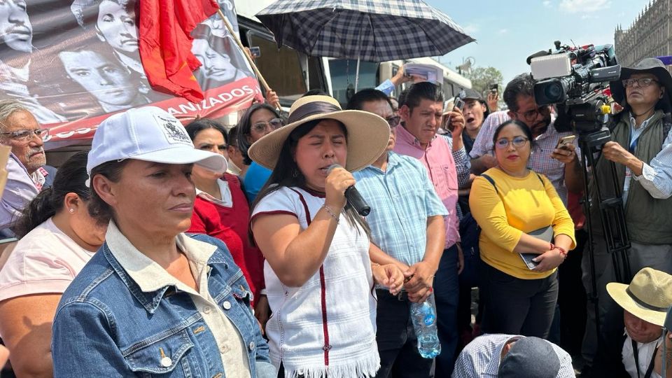 Maestros de la CNTE tras su encuentro con AMLO.