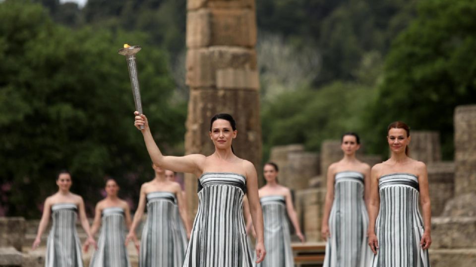La actriz griega Mary Mina interpreta el papel de gran sacerdotisa y lleva la llama durante la ceremonia de encendido para los Juegos Olímpicos de París.