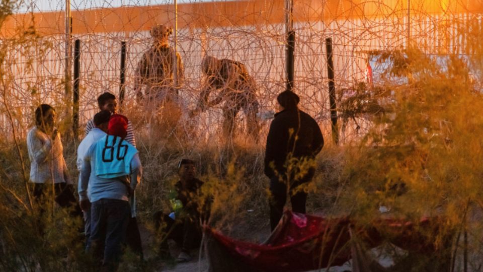 Un grupo de migrantes acampa junto al muro fronterizo después de que el Tribunal Supremo de EU permitiera la entrada en vigor de la ley SB 4 de Texas.