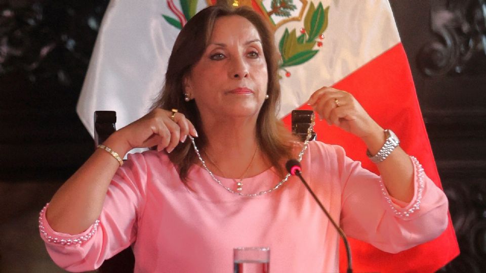 La presidenta de Perú, Dina Boluarte, habla durante una rueda de prensa en el palacio de gobierno tras su declaración en la audiencia de la fiscalía sobre una investigación por posesión de joyas caras.