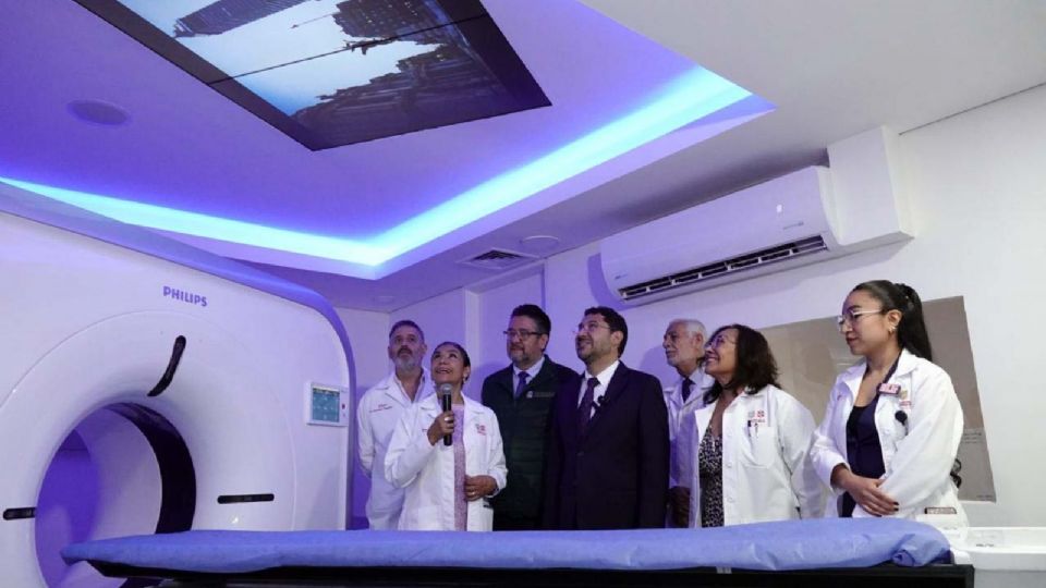 Martí Batres, jefe de Gobierno, y Oliva López Arellano, secretaria de Salud en la capital.