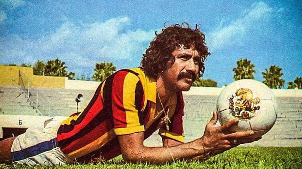 Marcos Rivas con la playera de Leones Negros.