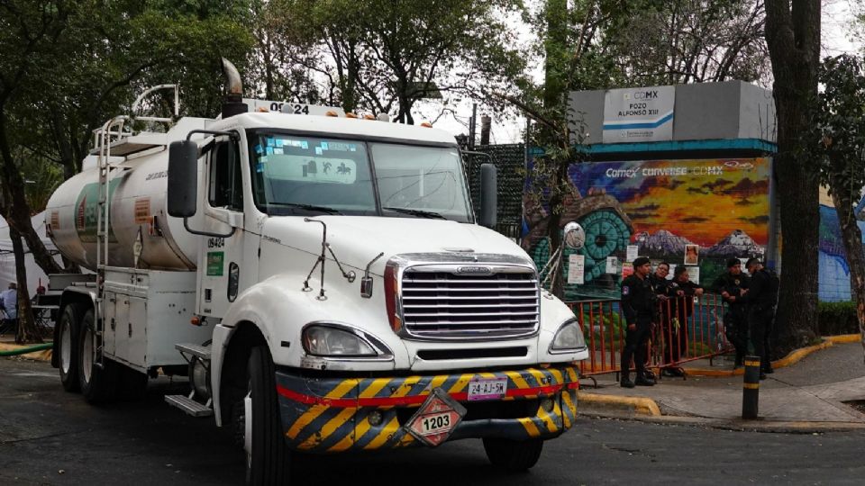 Pipas de agua para vecinos de la alcaldía Benito Juárez en la CDMX.