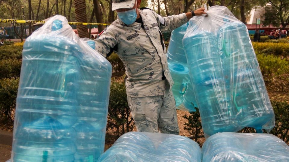 Ejército mexicano entrega garrafones con agua a vecinos de la alcaldía Benito Juárez.