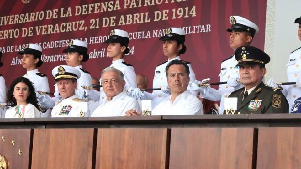 Andrés Manuel López Obrador en el110 aniversario de la defensa del Puerto de Veracruz en la Heroica Escuela Naval Militar.