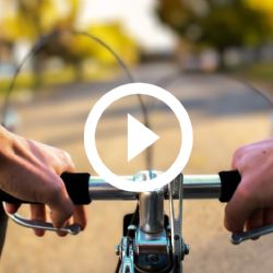 Tránsito expulsa a ciclista del Viaducto por su seguridad; incluso llevaba audífonos | VIDEO