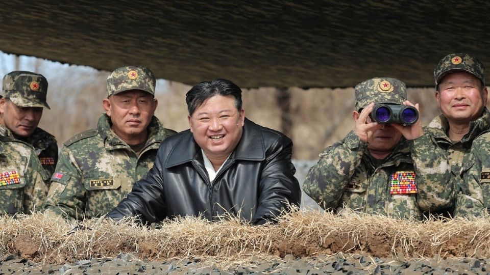 El líder norcoreano, Kim Jong mientras supervisa un simulacro de ataque con artillería con capacidad para alcanzar Seúl.