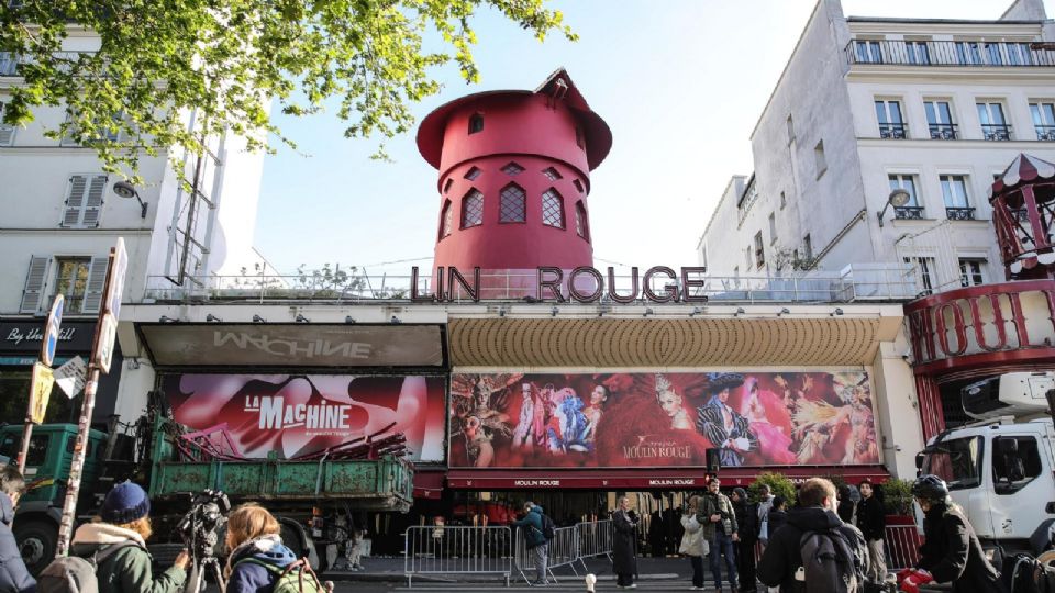 El Moulin Rouge, símbolo de París, amanece sin aspas.