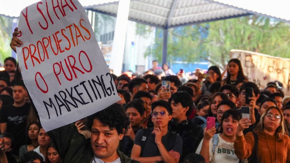 Álvarez Máynez, candidato a la Presidencia de la República de Movimiento Ciudadano, durante su visita a la UAM Xochimilco