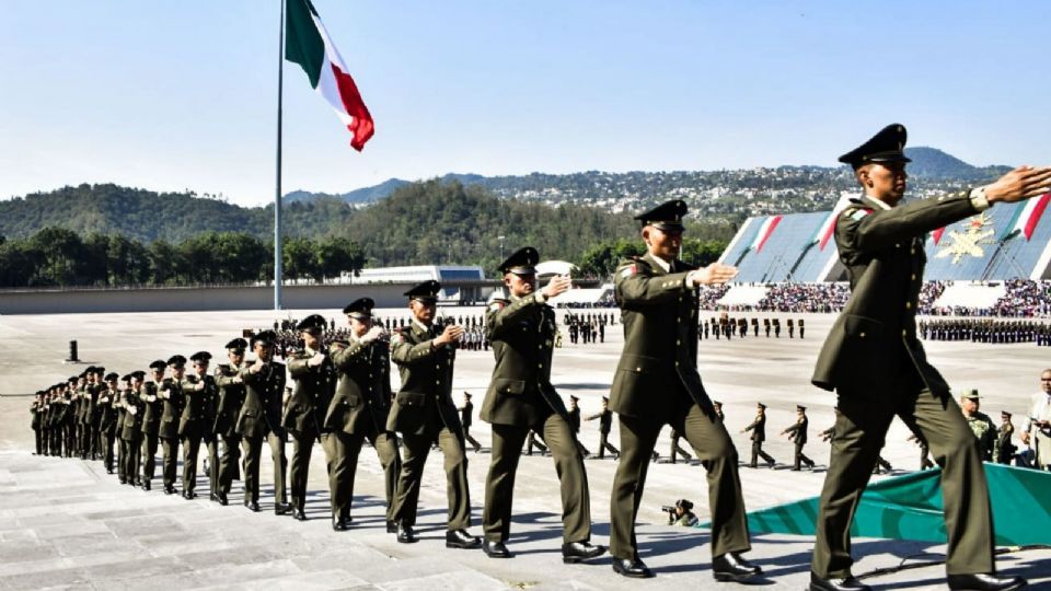 La militarización implica transferir funciones a las fuerzas armadas dándoles el control completo del país.