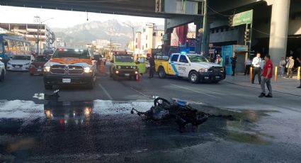 Motocicleta se incendia tras choque en centro de Monterrey