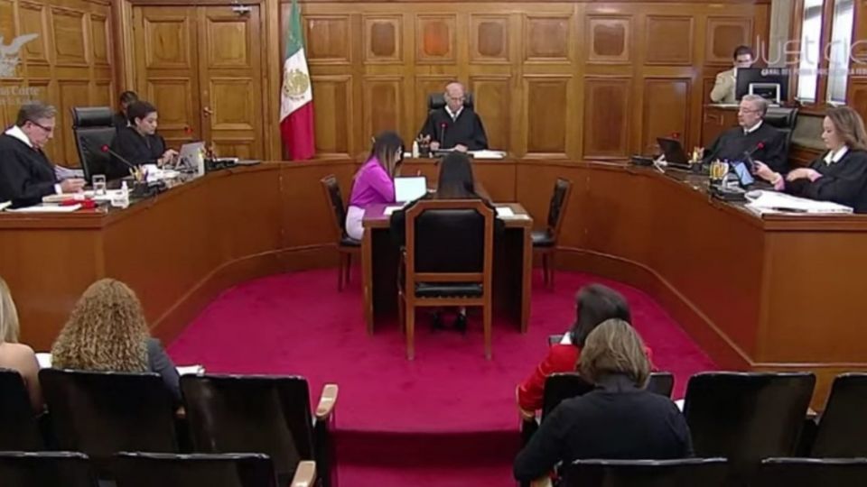 La Segunda Sala de la Suprema Corte determinó atraer un asunto que permitirá establecer parámetros para garantizar que niñas o adolescentes que hayan sufrido abuso sexual no sean revictimizadas y queden bajo el cuidado de personas que puedan proporcionarles la atención y protección necesarias para su sano desarrollo.