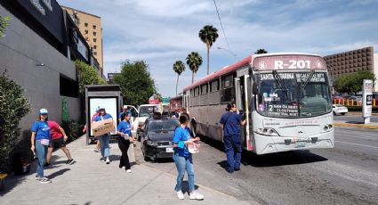 Equipo de campaña de Adrián de la Garza obstruye parada de camiones en Monterrey