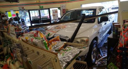 Camioneta se estrella contra tienda de conveniencia en colonia Roma, en Monterrey