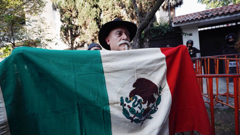 Manifestantes con bandera de México.