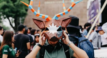 Regios disfrutan con máscaras y antifaces el eclipse solar en Nuevo León