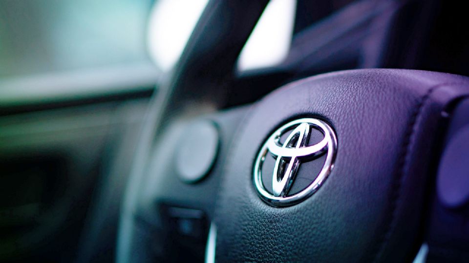 Profeco alerta por fallas en la batería de camionetas Toyota