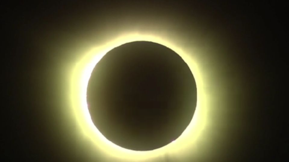 El eclipse solar 2024 en u momento máximo.