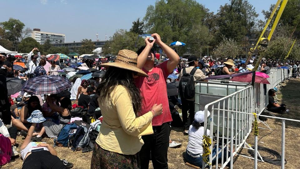En la UNAM cientos de personas ven el eclipse.