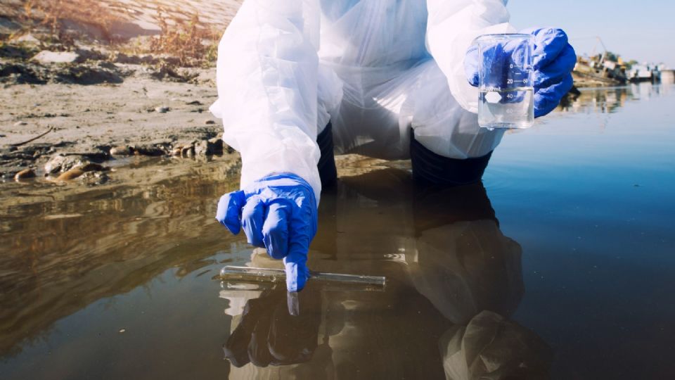 Detectan residuos de lubricantes o aceites en agua en colonias de Benito Juárez.