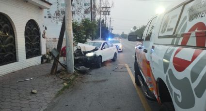 Auto se impacta contra poste en Paseo de los Leones en Monterrey