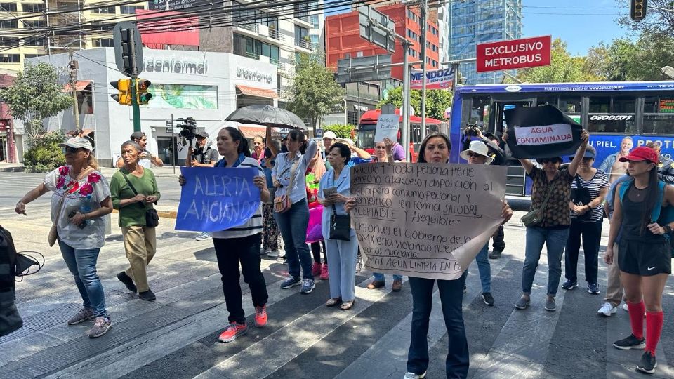 Vecinos de algunas colonias de la alcaldía Benito Juárez protestan debido a la contaminación del agua que llega a sus hogares.