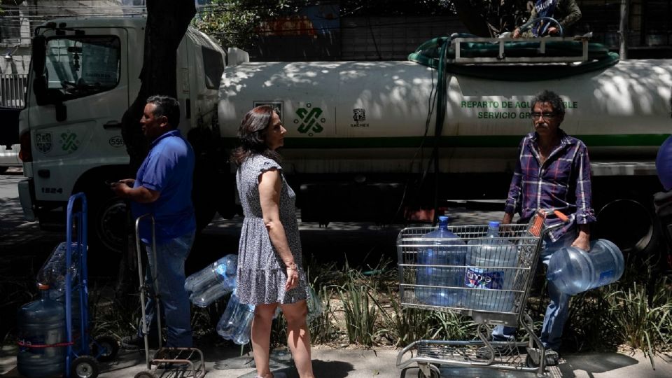 Sigue la crisis de agua contaminada en la alcaldía Benito Juárez.