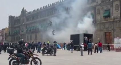 Normalistas de Ayotzinapa lanzan petardos a Palacio Nacional