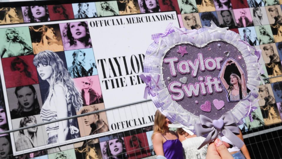 Fotografía de un cartel hecho a mano junto al cartel del primer concierto 'Eras ??Tour' de Taylor Swift en Europa.