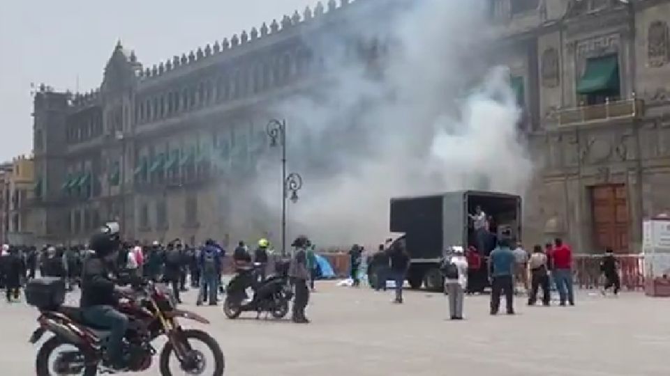 Normalistas de Ayotzinapa lanzaron cohetones a la fachada de Palacio Nacional.