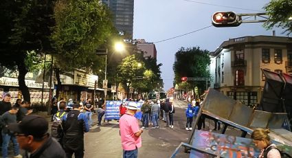 Normalistas vencen parte de vallas metálicas en protesta cerca de la Segob | VIDEO