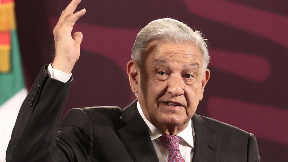 AMLO brinda su conferencia mañanera desde Palacio Nacional.