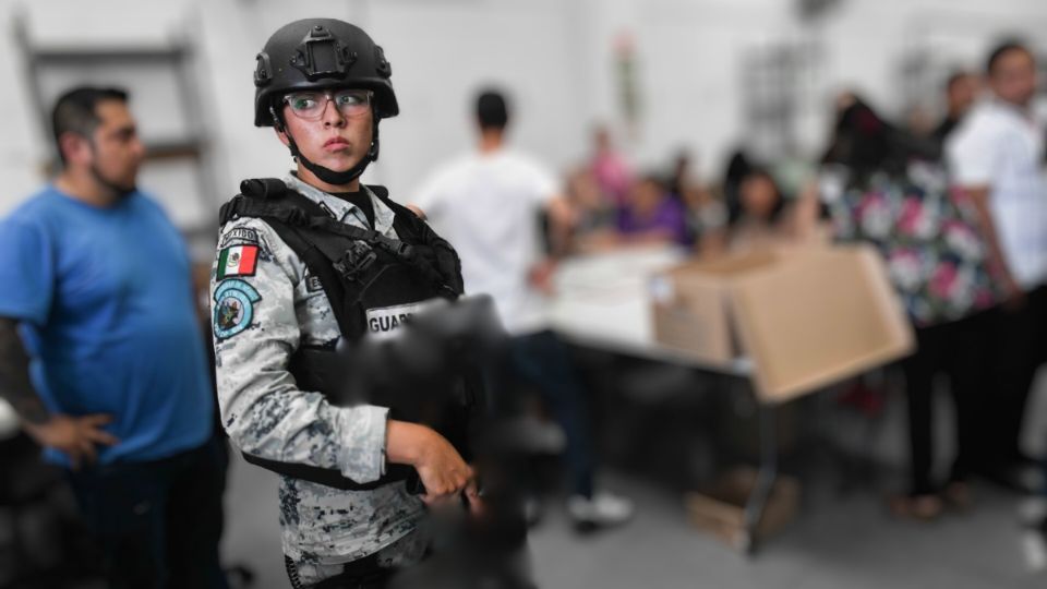 Una mujer elemento de la Guardia Nacional resguarda el arranque del proceso de integración, embarque y medidas de seguridad de los Paquetes Electorales Postales.