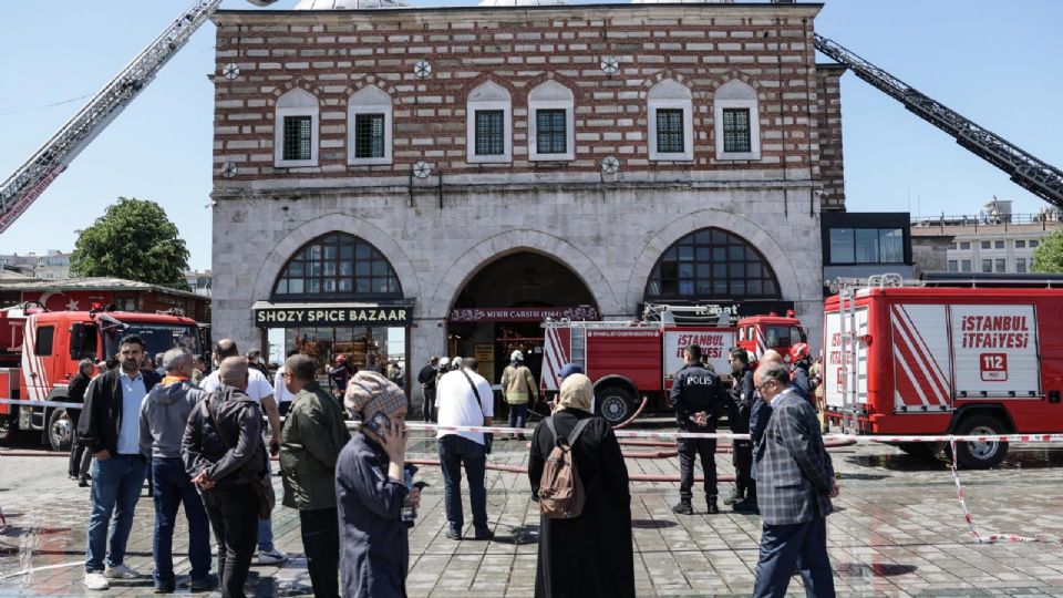 Miembros del Departamento de Bomberos de Estambul aseguran el área después de extinguir un incendio en el bazar de especias.