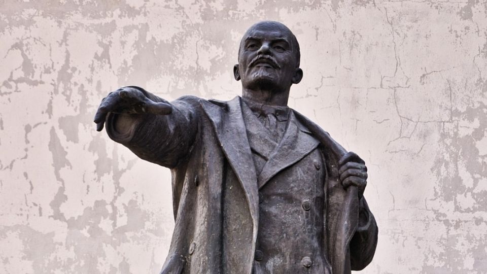 Cápsula del tiempo es encontrada en un monumento a Lenin; ¿Qué contiene?
