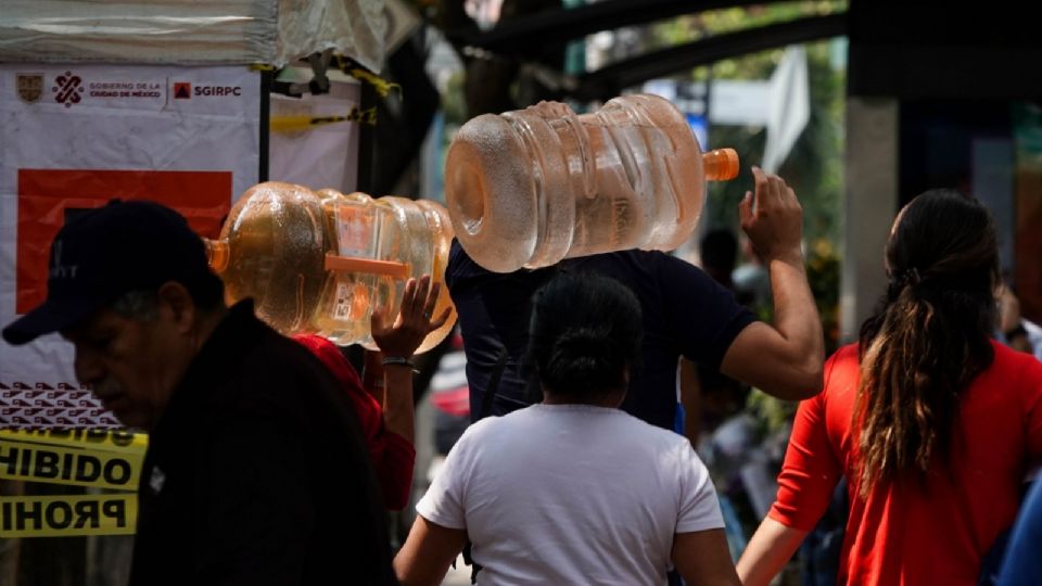 Reparto de garrafones de agua purificada por contaminación de agua.