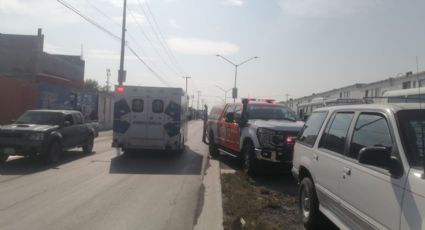 Rescatan a dos hombres atrapados en alcantarilla en Juárez, NL