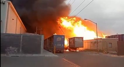 Incendio consume tarimera en Parque Industrial Monterrey de Apodaca