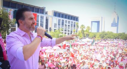 Llama Adrián de la Garza a defender la democracia en la Marea Rosa