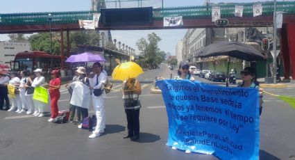 Trabajadores del sector salud local bloquean vialidades y son replegados por la policía