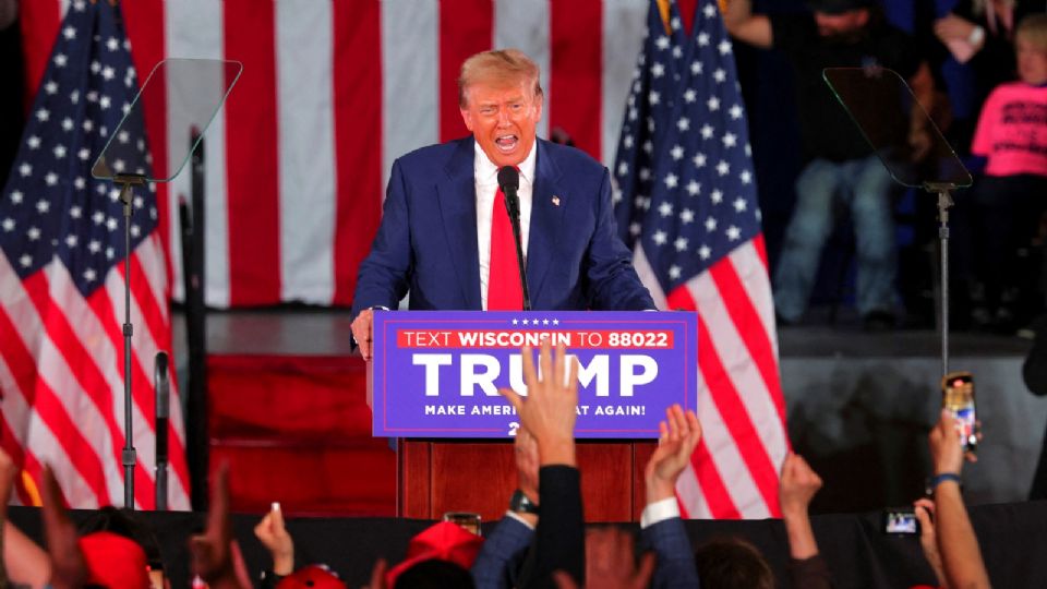 El candidato presidencial republicano y expresidente de Estados Unidos, Donald Trump, habla durante un acto de campaña en Waukesha, Wisconsin, Estados Unidos. 1 de mayo de 2024.