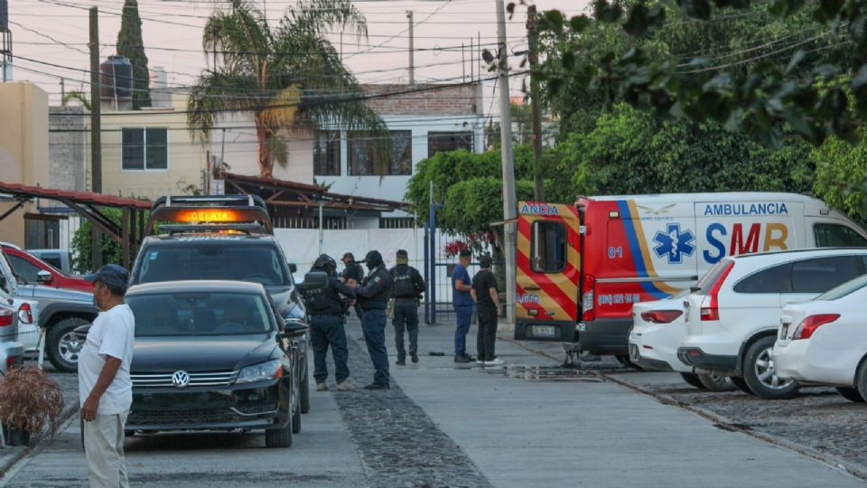 Dos paramédicos fueron asesinados a balazos posteriormente sus asesinos le prendieron fuego a su ambulancia con los cuerpos de las víctimas dentro de ellas.