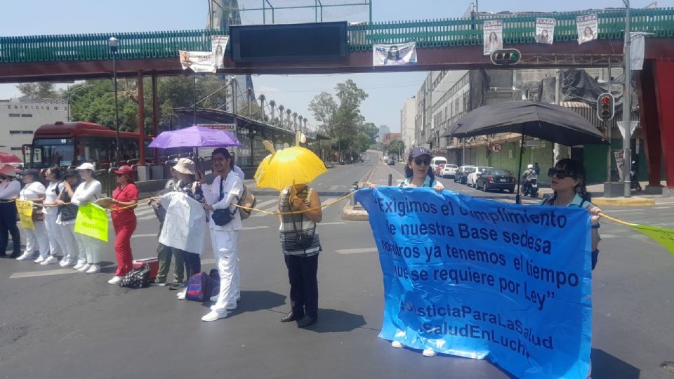 Personal sanitario de la CDMX protestaron en demanda de rebasificación.