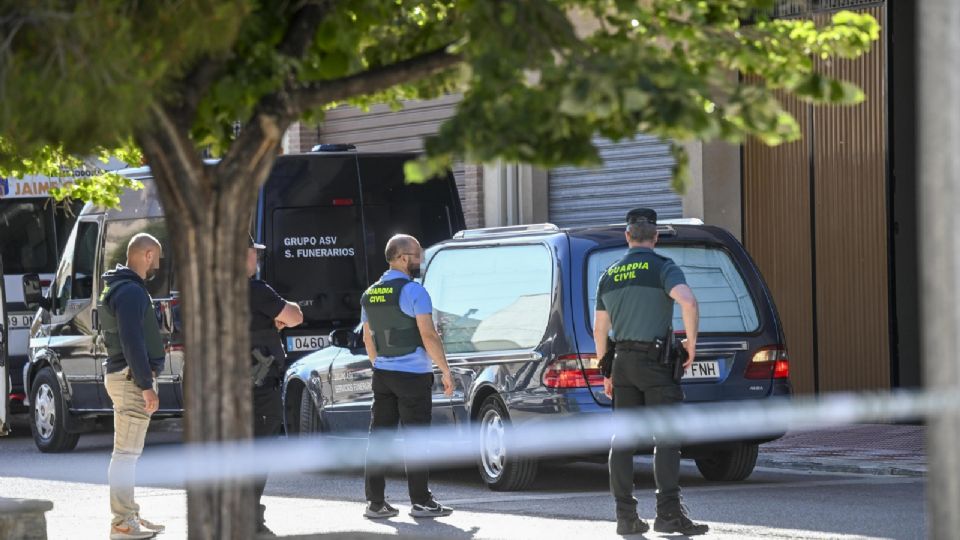 Varios guardias civiles congregados en el acceso a la vivienda después de que el hombre de 72 años, que permanecía atrincherado con un arma de fuego.