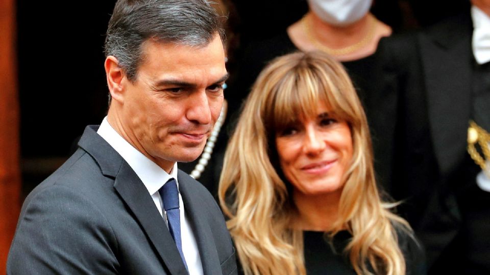 Foto de archivo. El presidente del Gobierno español, Pedro Sánchez, y su esposa, María Begona Gómez Fernández, salen tras reunirse con el papa Francisco, en el Vaticano. 24 de octubre de 2020.