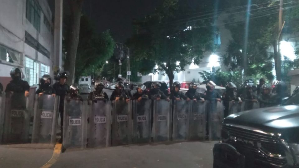 Grupos antimotines que tienen rodeado el edificio ministerial.